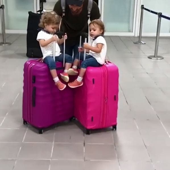 En Instagram el actor ha publicado imágenes conviviendo con sus dos pequeñas y otras donde expresa su anhelo de volver a ver a su hijo.