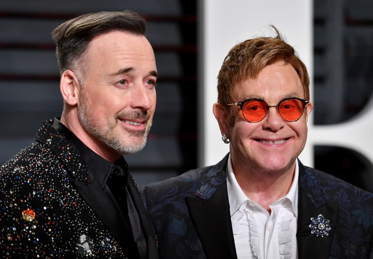 Otro cantante de talla internacional que aplicó la técnica del vientre de alquiler es Elton John.
