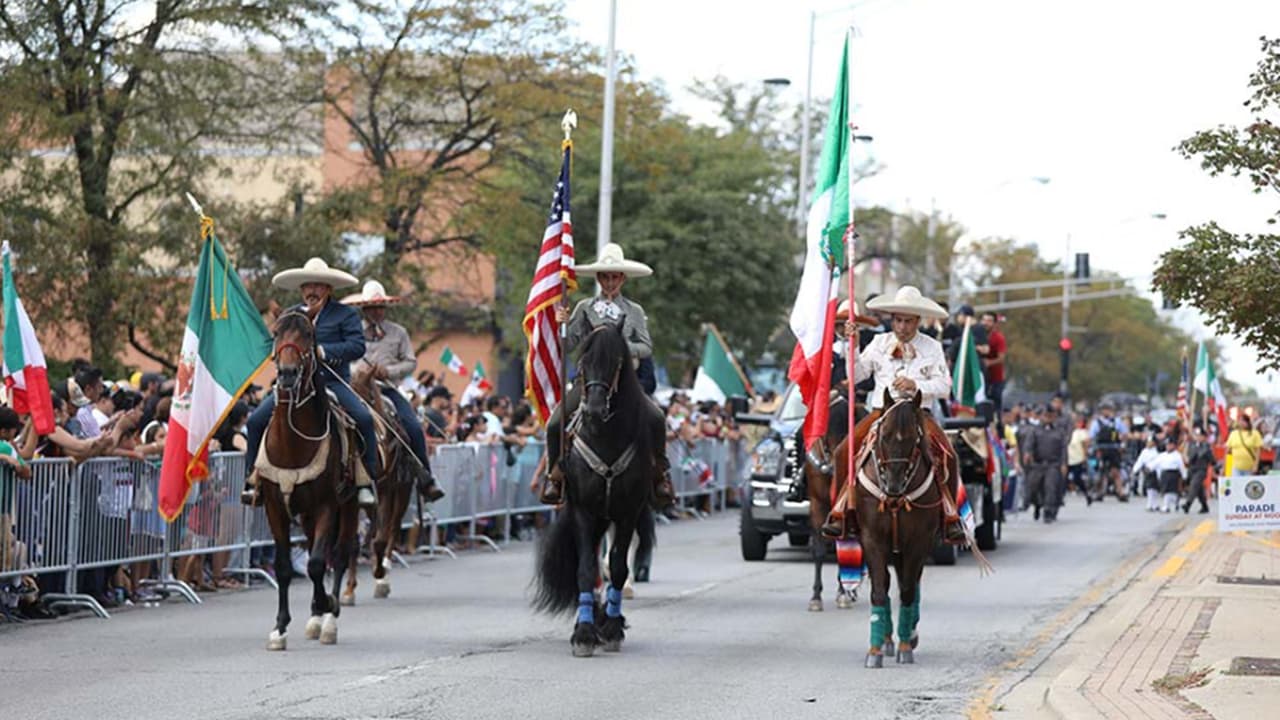El domingo, la celebración culmina con un desfile patrio, con carros alegóricos y cabalgata, en Cermark Road. 
<b>El desfile comenzará a las 12 p.m. en la Calle 59 y viajará al oeste hasta la Avenida 50. </b>