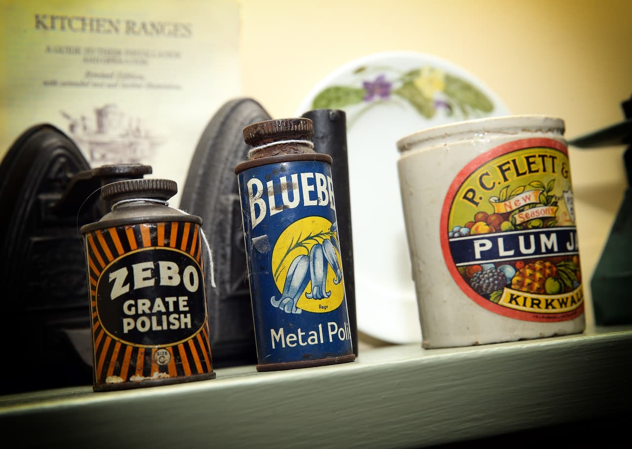 Tiene sus propios engrasantes y pulidores de metal, ¡para limpiar como antaño!