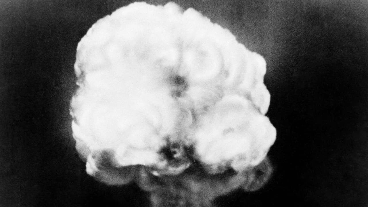 ARCHIVO - Esta foto de archivo del 16 de julio de 1945 muestra la nube de hongo de la prueba Trinity, la primera prueba atómica cerca de Alamagordo, Nuevo México. Los residentes de Nuevo México que vivían a cerca del lugar de la primera explosión atómica del mundo se encuentran entre los que buscan reconocimiento y compensación del gobierno de EEUU para las personas afectadas por las pruebas nucleares realizadas durante la Guerra Fría.