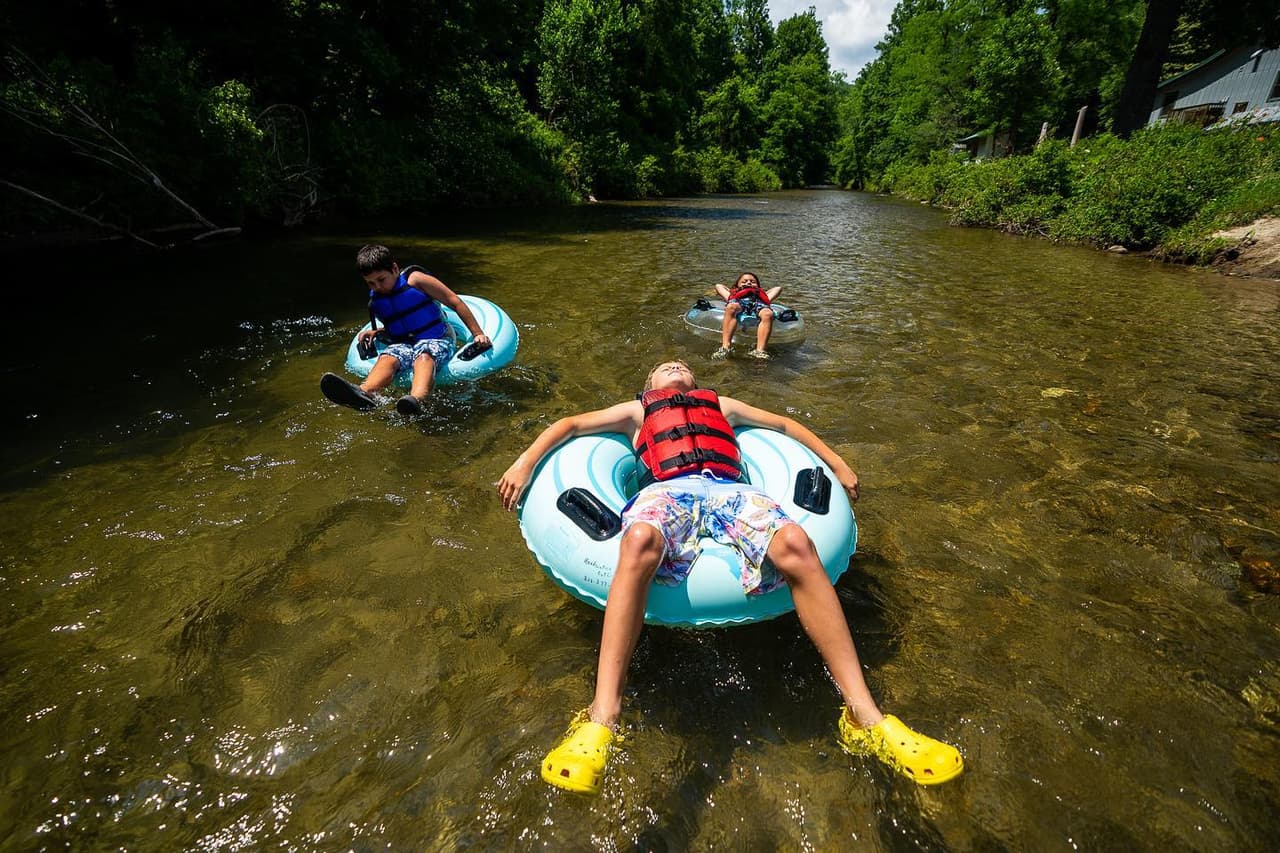 <b><a href="https://headwatersoutfitters.com/">Headwaters Outfitters Outdoor Adventures</a></b>. Los paseos en canoa y kayak pueden durar horas y ofrecen hasta dos días de campamento en canoa. También puedes optar por refrescarte con un flotador perezoso por el French Broad en un viaje en tubing por el río.
<br>
<br>
<b><a href="https://goo.gl/maps/b8ceQA1cDKNEa1xs6">Cómo llegar.</a></b>
