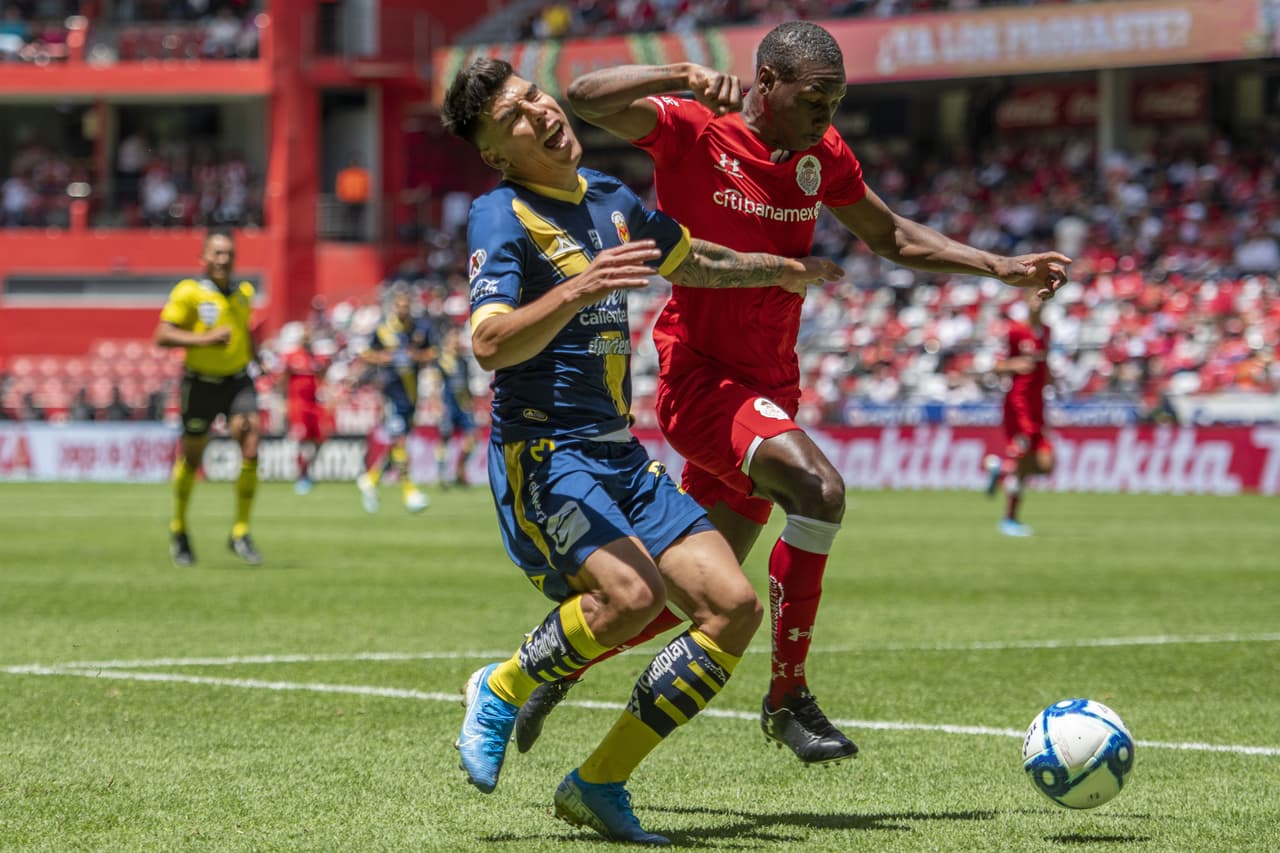 Quick Mendoza sufre una falta cerca del área.