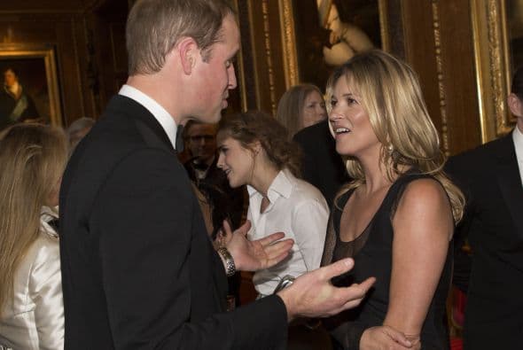 El Príncipe William hablando con sus invitados.Mira aquí lo último en chismes.
