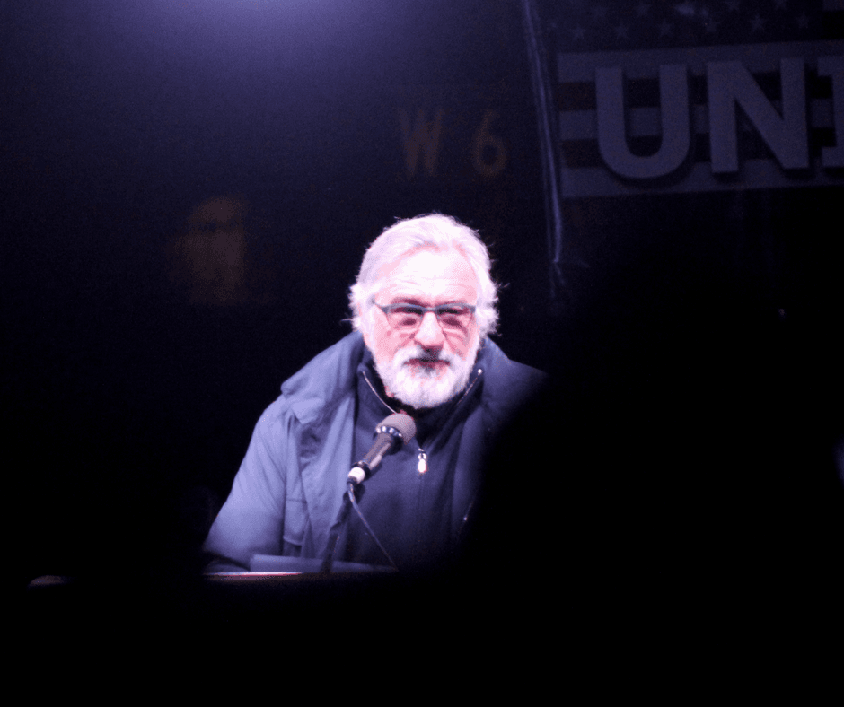 Al exaltar los valores de la ciudad de Nueva York y de Estados Unidos, el actor Robert De Niro dijo que Trump "es un mal ejemplo de este país, es un mal ejemplo de esta ciudad".