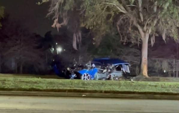 Fuerte accidente de auto deja un muerto en John Young Parkway