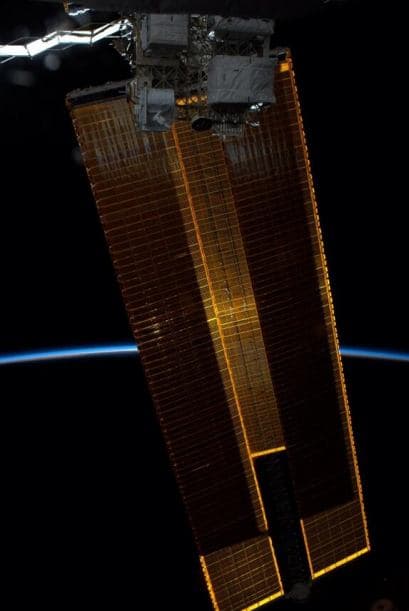 Los páneles solares bloquean esl sol, nuestra atmósfera brilla. Fotos: @astro_reid