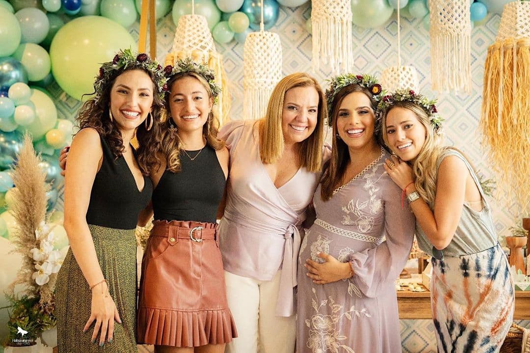 Diego Alejandro, hijo de la experta en moda de Despierta América, es un bebé muy deseado, tanto por sus padres como por la familia y amigos de ellos. En esta fotografía aparecen las tías, la abuela materna y la madrina de Diego.