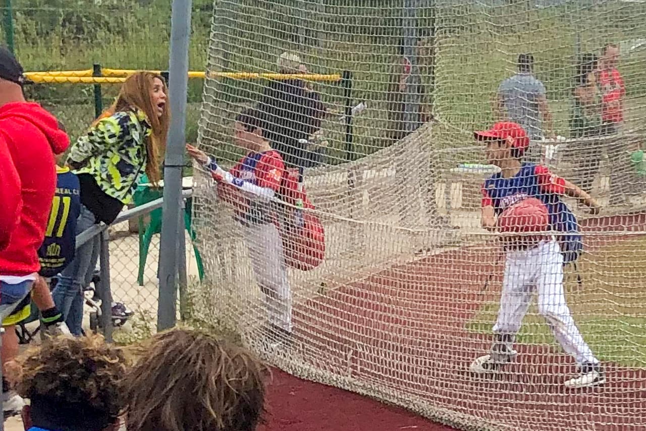 Intercambió algunas palabras con Milan mientras el pequeño beisbolista estaba dentro del diamante.
<br>