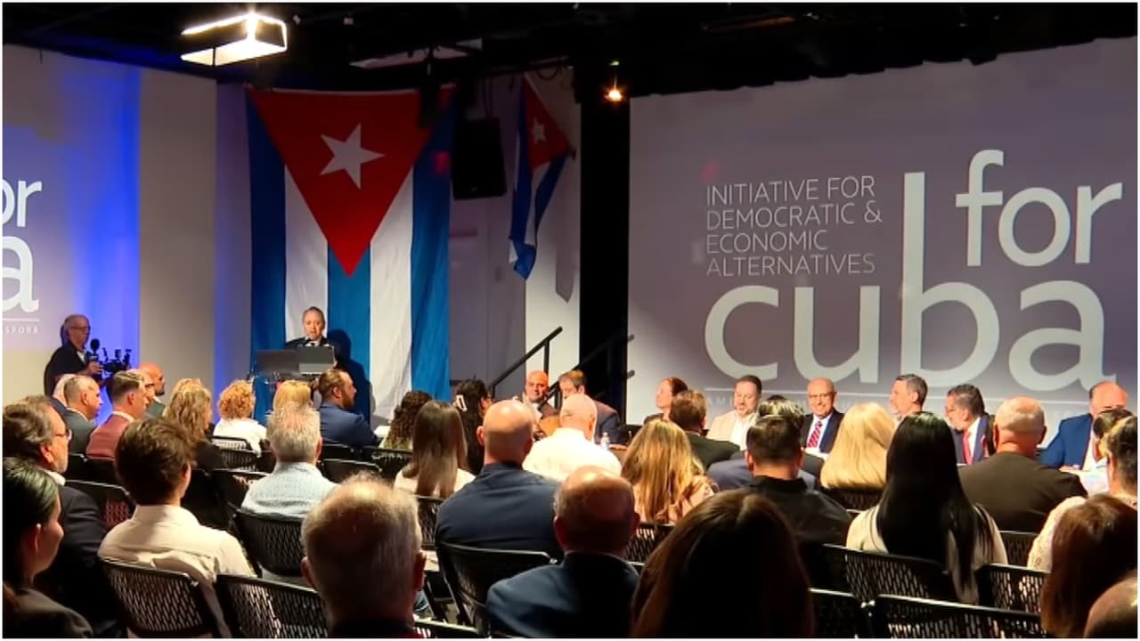 Cubanos en Miami reflexionan sobre la reconstrucción de la isla