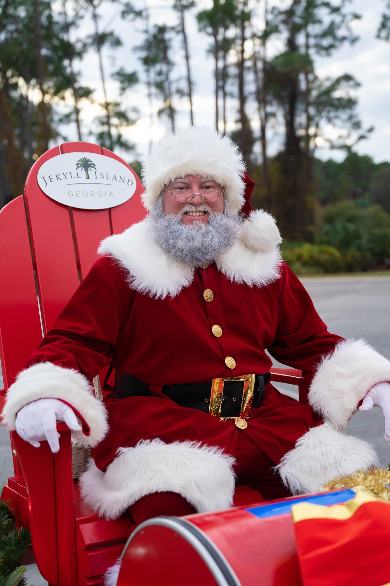 <b><h3 class="cms-H3-H3"><a href="https://www.jekyllisland.com/signatureevents/holly-jolly-jekyll/" target="_blank">Holly Jolly Jekyll</a></h3></b>
<br>
<br>
<a href="https://www.exploregeorgia.org/city/jekyll-island" target="_blank">Jekyll Island</a> ha reinventado sus festividades navideñas para garantizar que las familias puedan sentirse seguras mientras disfrutan del espíritu de la temporada.