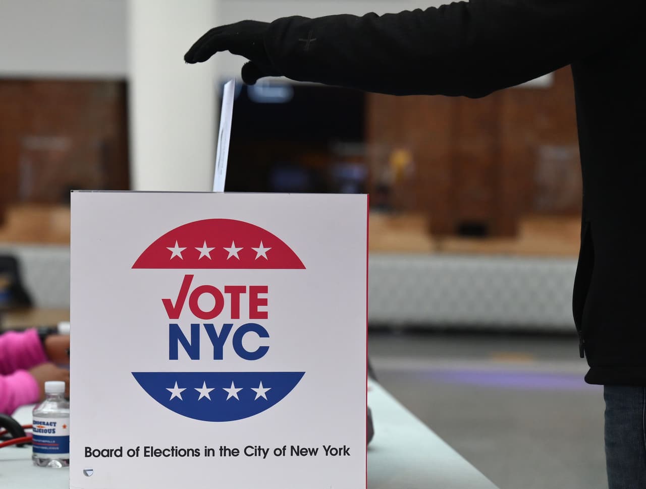 Varias personas se afeitan la cabeza para intentar votar dos veces en la ciudad de Nueva York: reporte