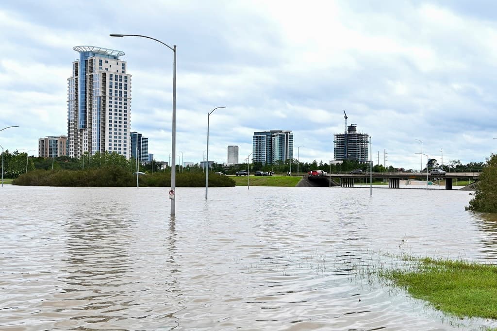Imágenes como esta se observaron cerca del centro de Houston.