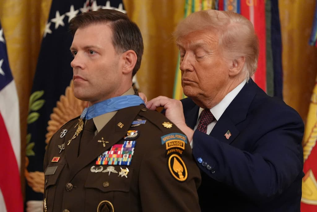 ¿Quién es el militar al que Trump casi ahorca al ponerle la medalla de honor?