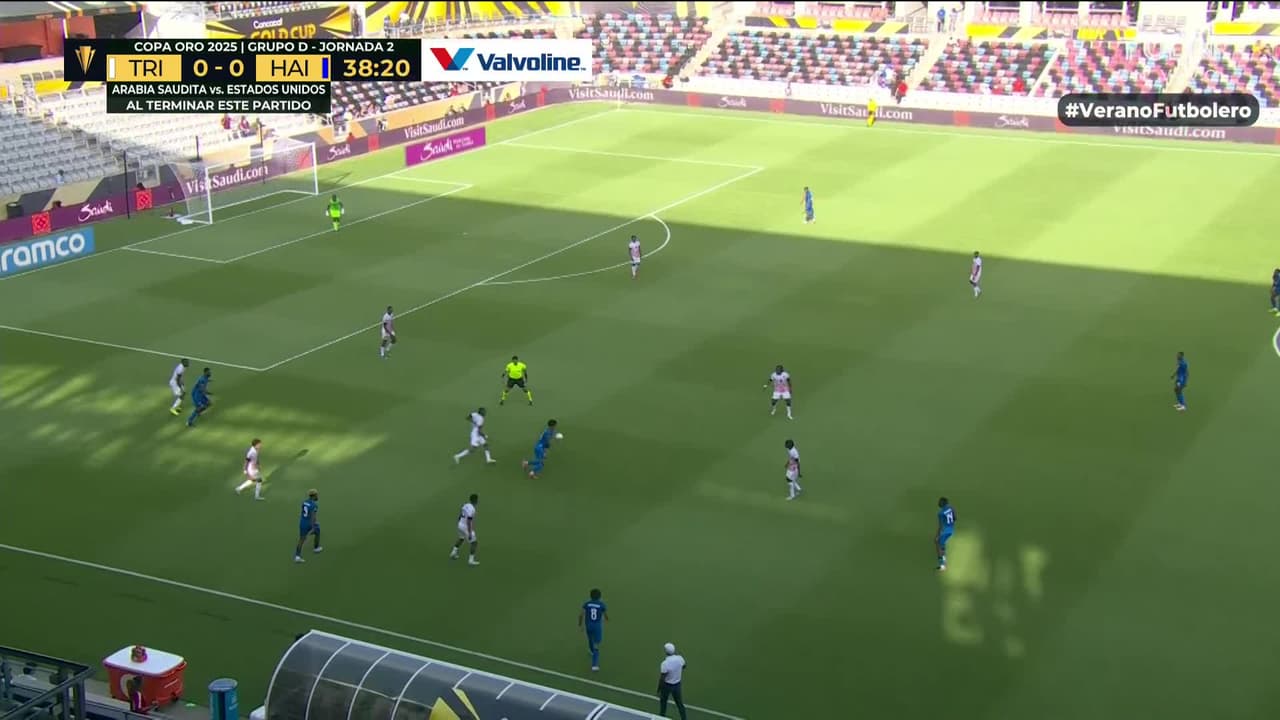 ¡Expulsión! El árbitro saca la roja directa a Jean-Kévin Duverne.