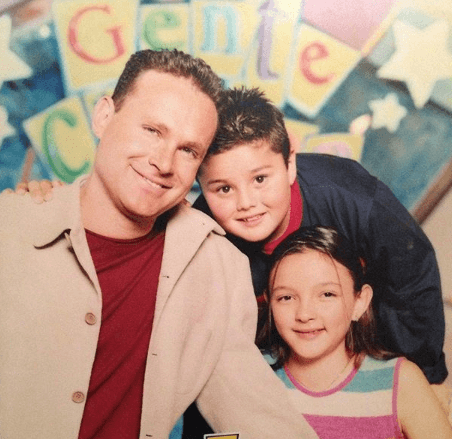 Así fueron lkos inicioes de Alan en la televisión. "Cuando era joven y bello. Jajaja haciendo un programa de tv que me gustaba mucho y me trae muy buenos recuerdos".