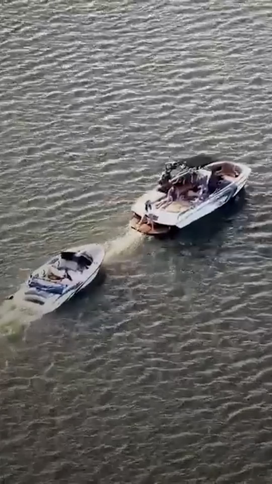 Rescatan con su barco a una pareja varada en un lago