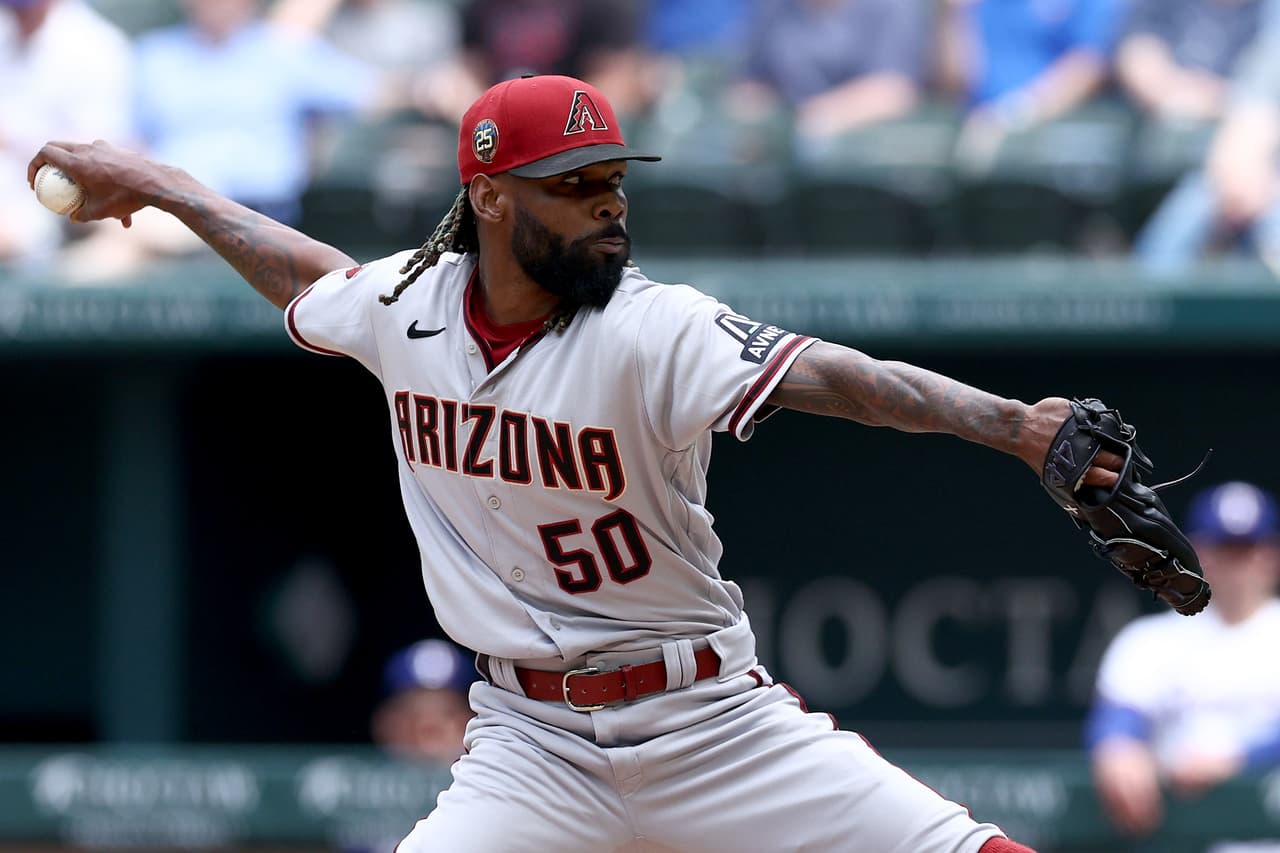 <b>Miguel Castro (50)</b>
<br>Pitcher
<br>28 años
<br>Originario de La Romana, República Dominicana
<br>Firmó con Arizona en diciembre de 2022 como agente libre tras ser soltado por los New York Yankees.