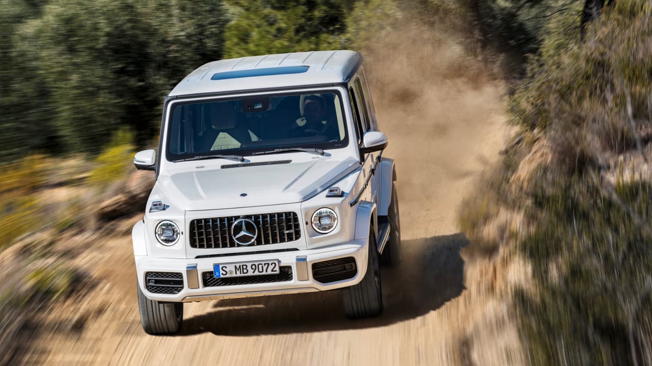 La nueva Mercedes-AMG G63 2019 debutará oficialmente en el Auto Show de Ginebra en marzo de 2018. El precio para el mercado estadounidense y la fecha de llegada al mercado serán anunciados más adelante.
<br>
<br>
<b>DATOS TECNICOS</b>
<br>Motor: 
<b>V8 biturbo ensamblado a mano por ingenieros artesanos de AMG. </b>
<br>Desplazamiento: 
<b>3.982 cc.</b>
<br>Torque: 
<b>627 lb-ft. at 2,500-3,500 rpm. </b>
<br> Sistema de tracción: 
<b>Sistema AMG Performance 4MATIC de tracción en las 4 ruedas con distribución de torque parcial al eje trasero de 40:60.</b>
<br>Transmision: 
<b>AMG SPEEDSHIFT TCT 9G de 9 velocidades.</b>
<br>Acceleracion 
<b>0-60 mph: 4.4 ss.</b>
<br>Top speed: 
<b>137 mph/149 mph (Driver’s package) .</b>