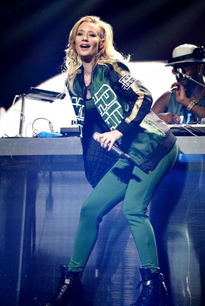 La rapera derrocha sensualidad en el escenario.