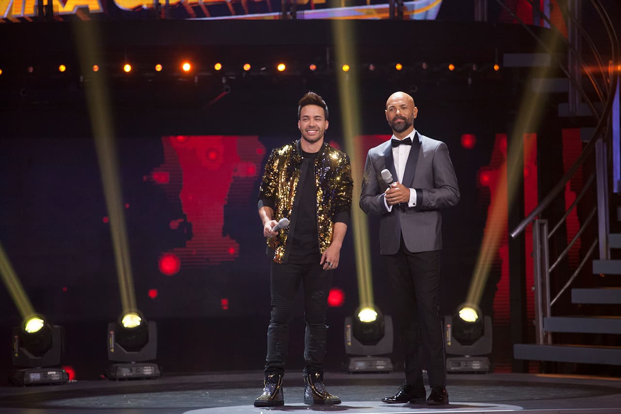 Javier Poza le echó flores al atuendo pero sobre todo a los tenis dorados de Prince Royce. Se los pidió prestados y la respuesta fue que sí.