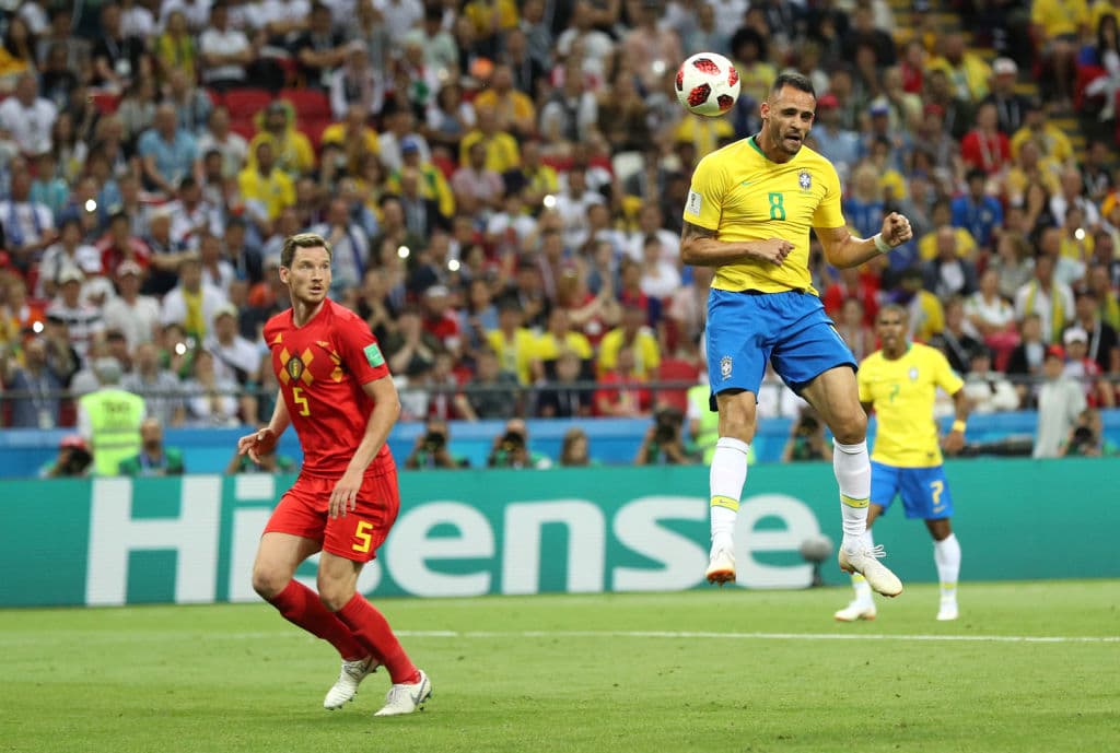 Coutinho envió un centro por el lado izquierdo del campo, llevaba efecto y la defensa belga parpadeó. Se levantó Renato Augusto e hizo contacto con el esférico, con la testa.