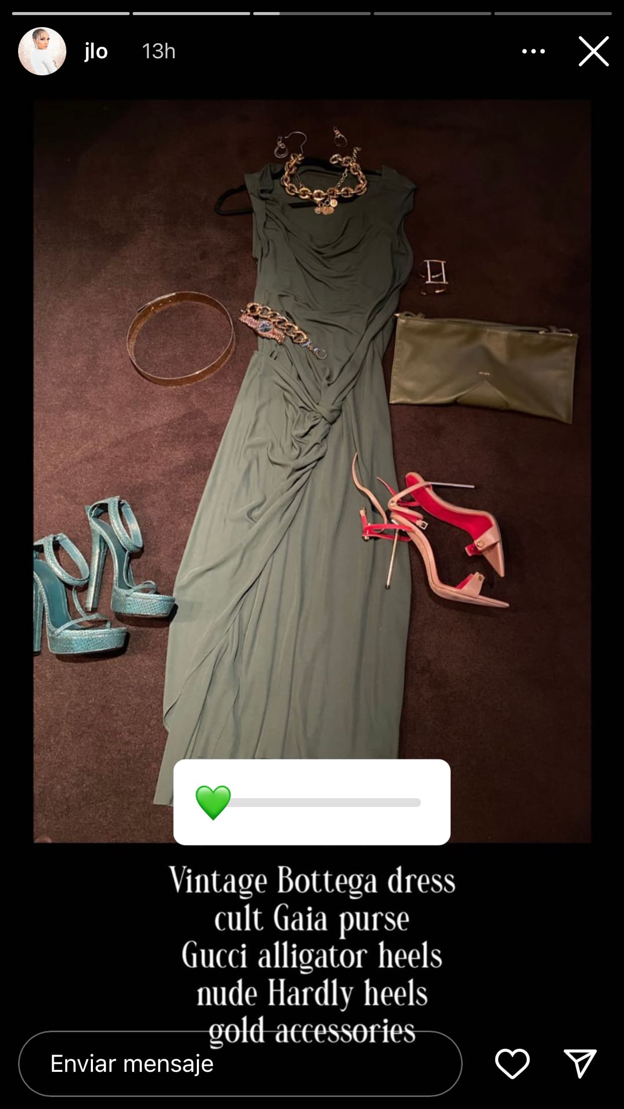 Luego, dejó a consideración de sus fans este otro: un vestido 'vintage' largo color verde militar de Bottega, bolso verde de Cult Gaia, tacones turquesa de Gucci, otros más conservadores 'nude' de Hardly y accesorios dorados. 
<br>
