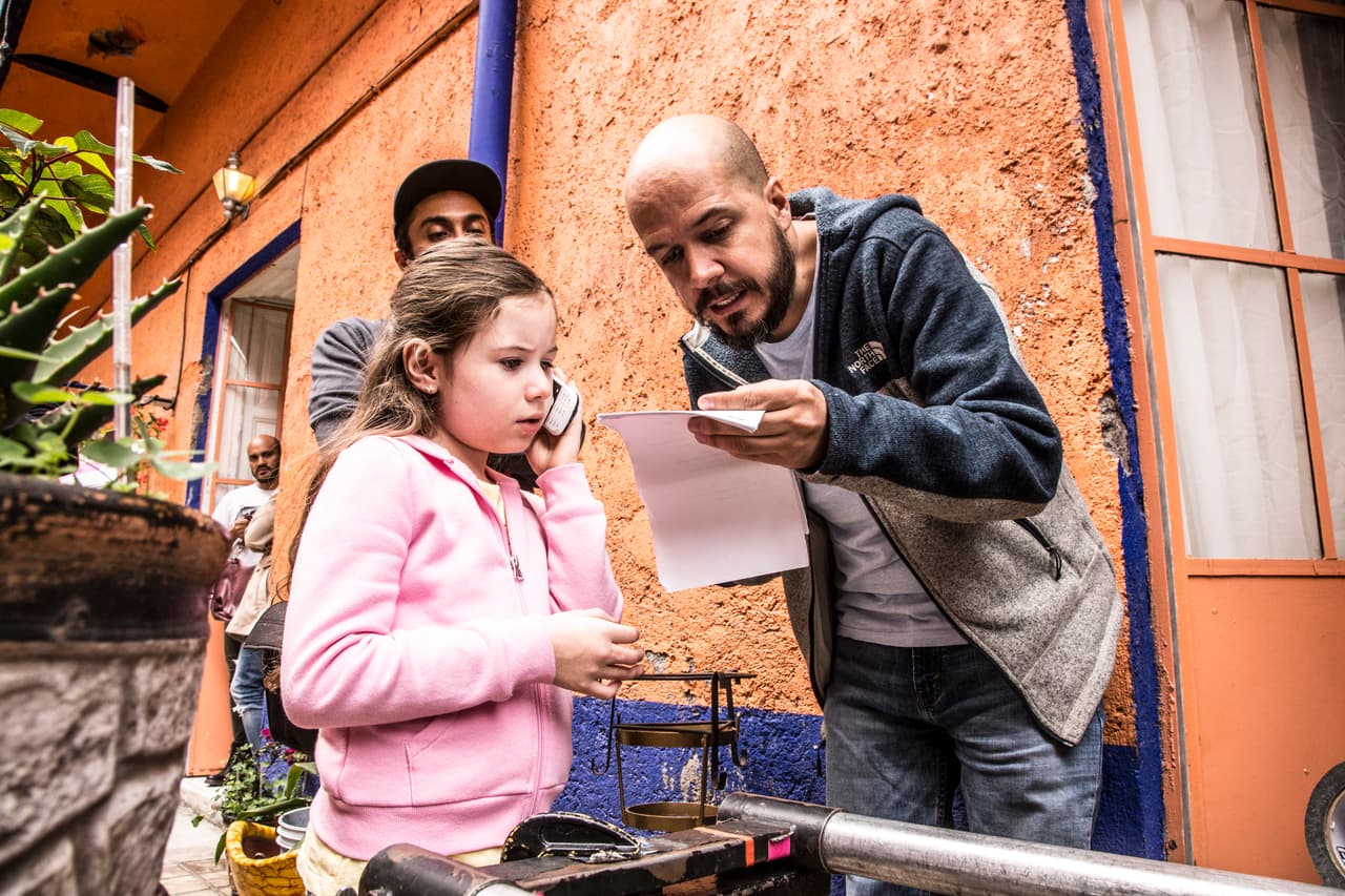 Quien también estudiaba el guion y atendía las instrucciones de la producción fue la pequeña 
<b>Valery Sais</b>, a quien vimos muy concentrada.