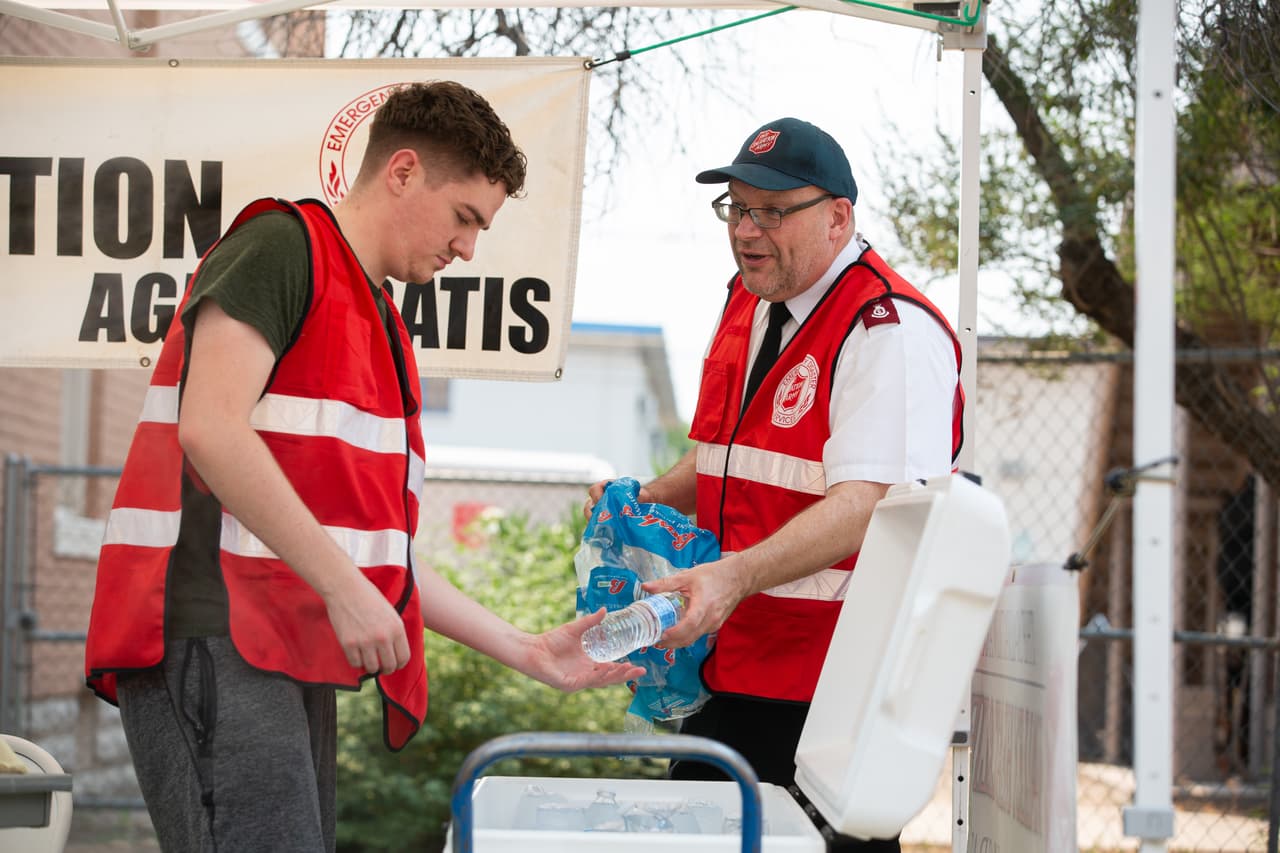 Las temperaturas de Phoenix alcanzaron los 115ºF el martes, igualando el récord diario establecido en 1974 y marcando la temperatura más alta en la ciudad en lo que va de año. Se espera que Phoenix alcance los 117º este jueves y viernes, según el Servicio Meteorológico Nacional.