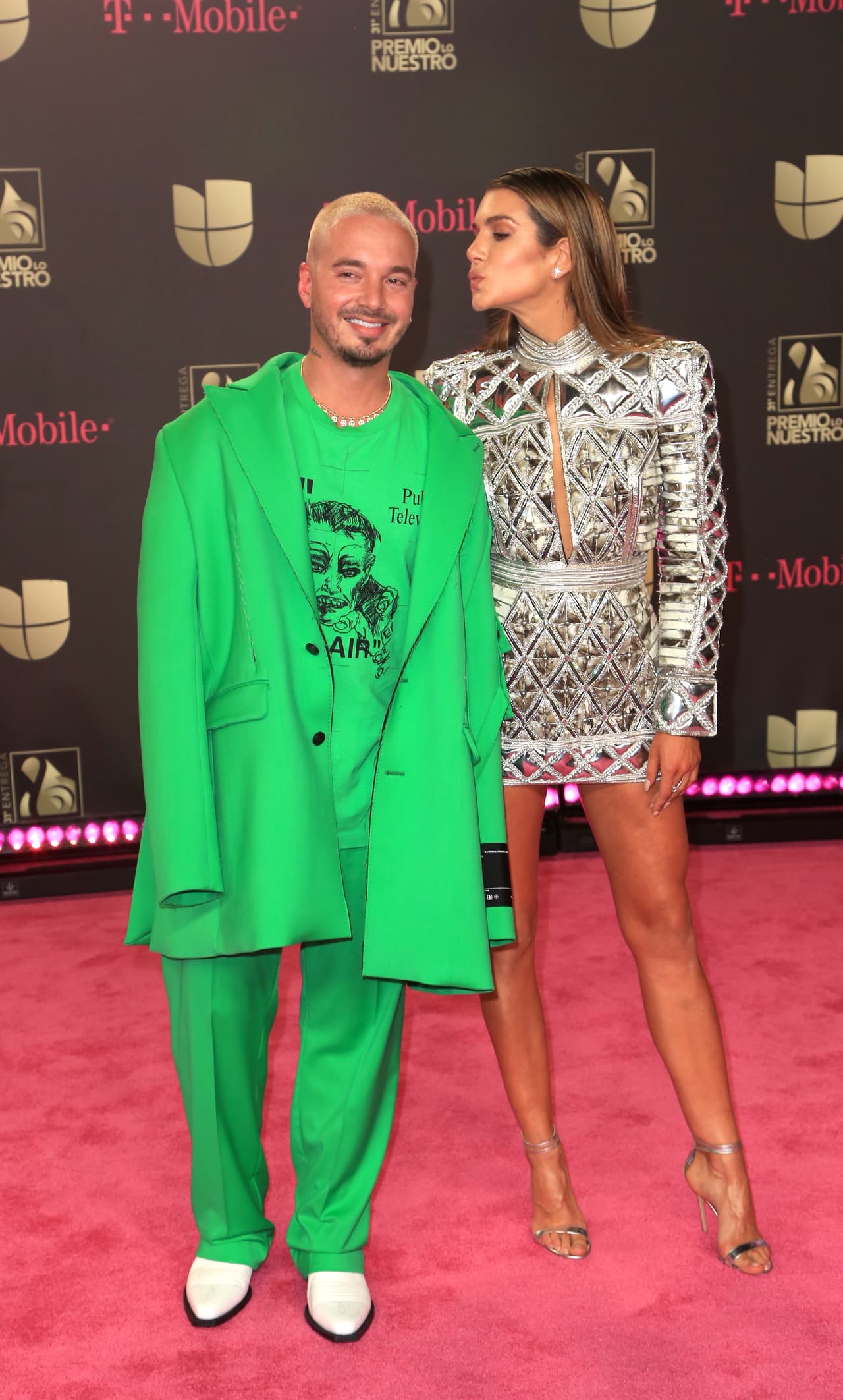 En 2019 Balvin robo cámara a su paso por la alfombra magenta, no solo por su look y tinte rubio, sino porque se dejó ver con su novia Valentina Ferrer y durante la ceremonia se les vio muy cariñosos.