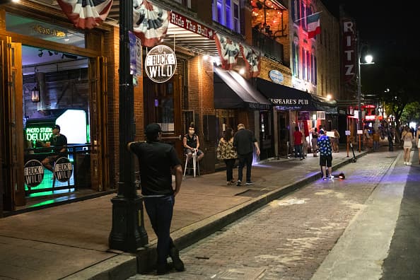 Los condados con 10 casos o menos casos activos de covid-19 pueden regresar a operar en un 75% de su capacidad. Los condados que se ajusten a esta categoría, pero que no hayan presentado previamente una certificación con DSHS deberán hacerlo.