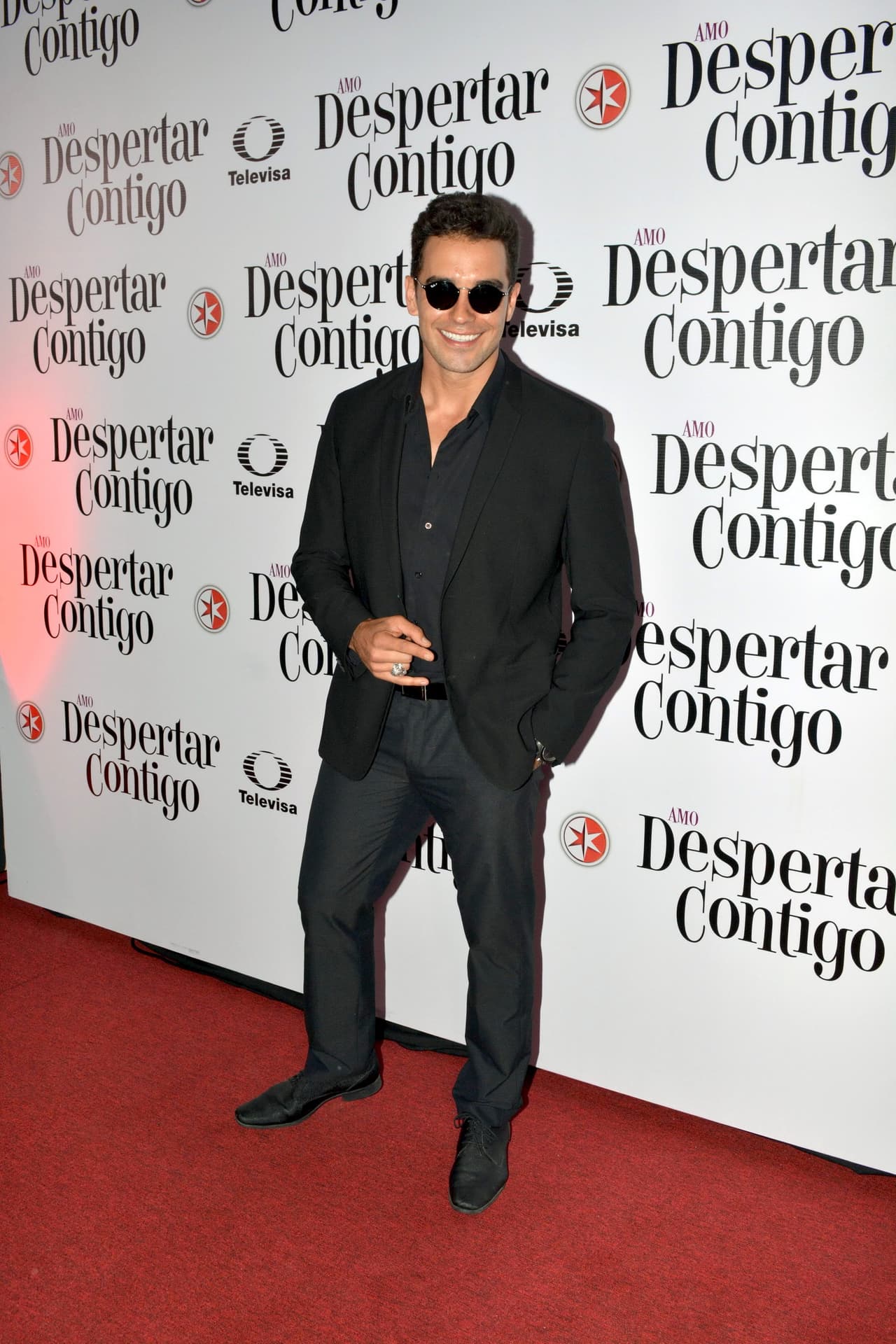 Marcus Ornellas llegó muy bien acompañado por Ariadne Díaz y feliz porque también será uno de los malvados de la trama.