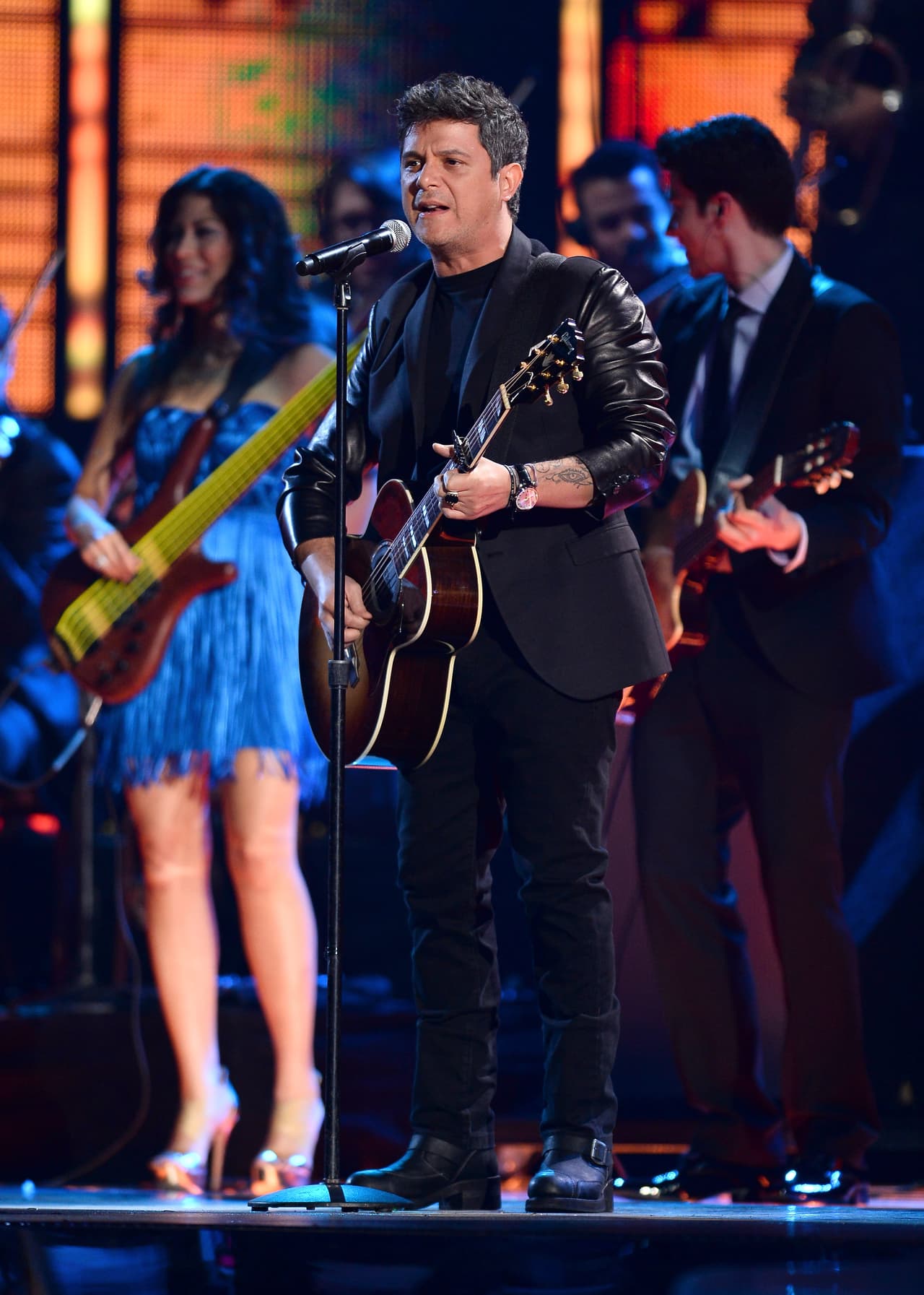 Lo interesante de este artista suele pedir exactamente el mismo trato para cada uno de los 40 artistas que le acompañan en sus giras.