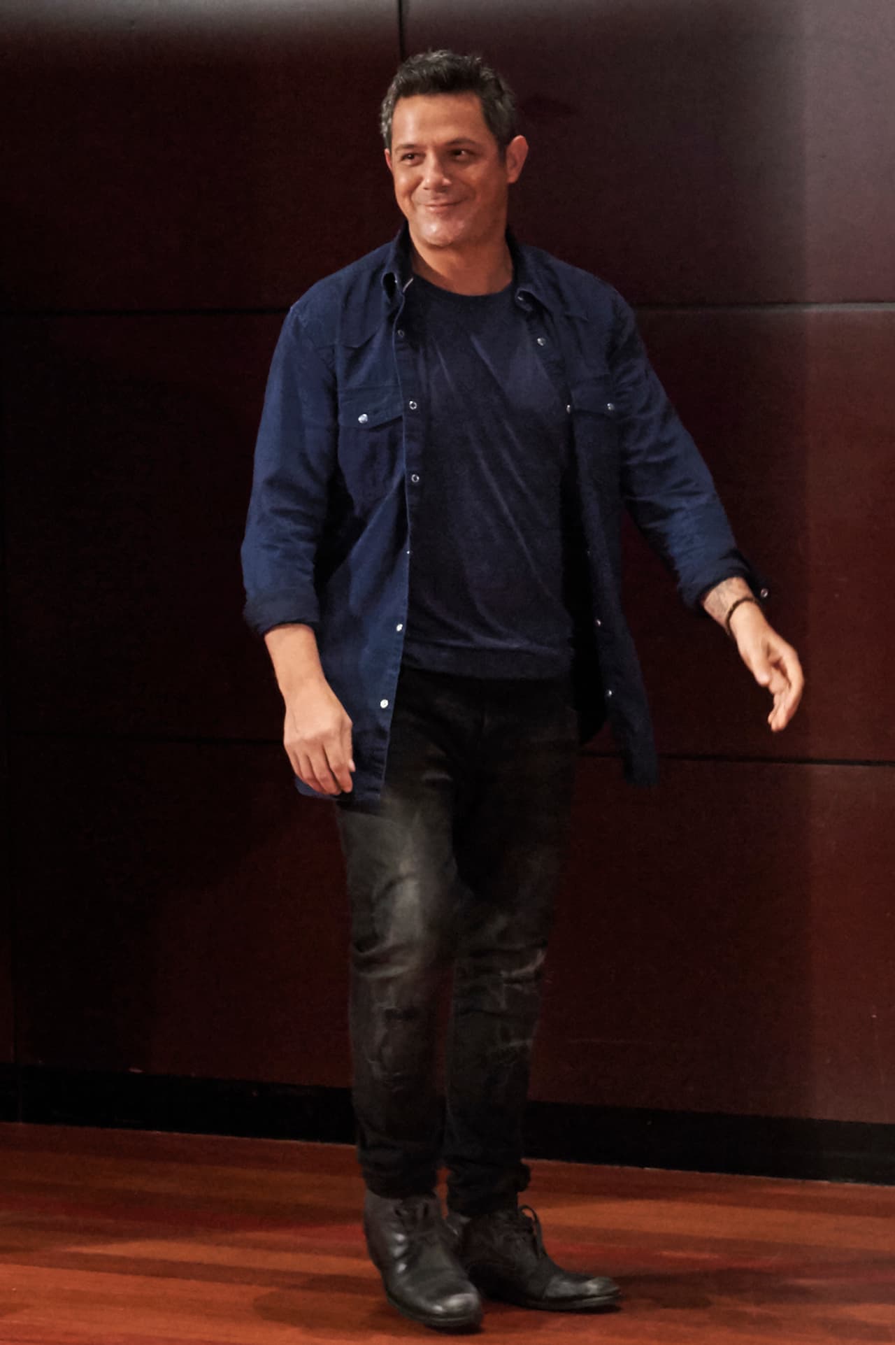 Alejandro Sanz exige en sus camerinos 24 botellas de agua mineral sin gas, whisky escocés gran reserva.