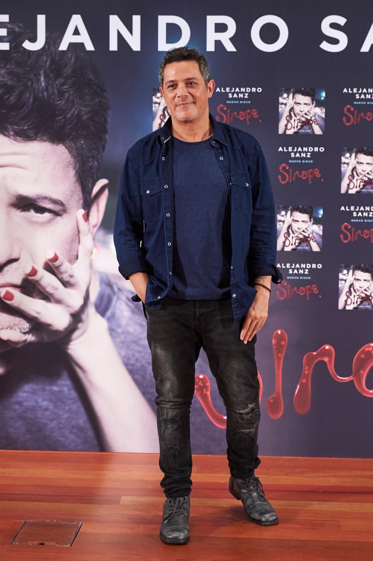 No puede faltar una bandeja de quesos variados, galletas y una cesta de fruta fresca.