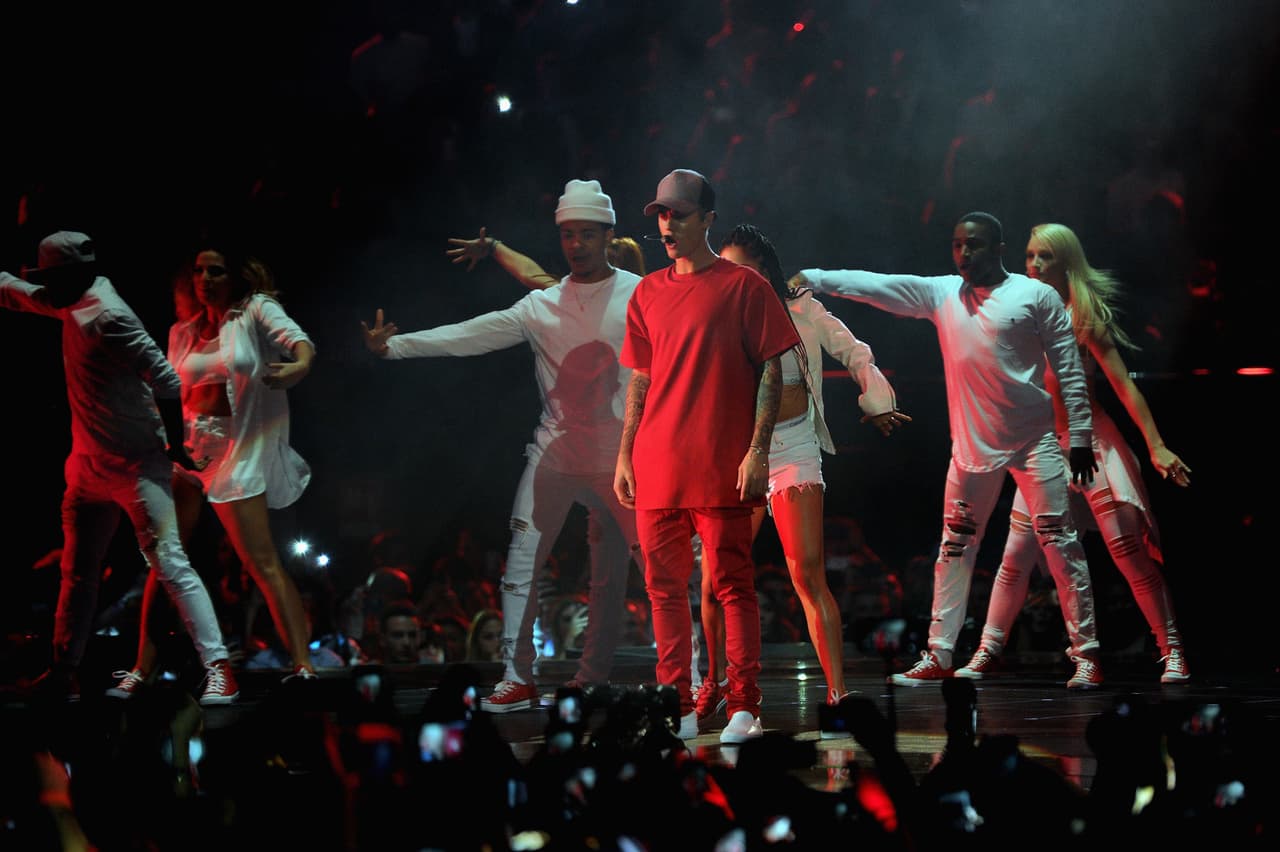 Era de esperarse que en esta lista de caprichosos está Justin Bieber, y claro, los de este músico parecen más bien berrinches, tales como que absolutamente nadie hable por celular en su presencia, o que las personas del staff no le dirijan la palabra.