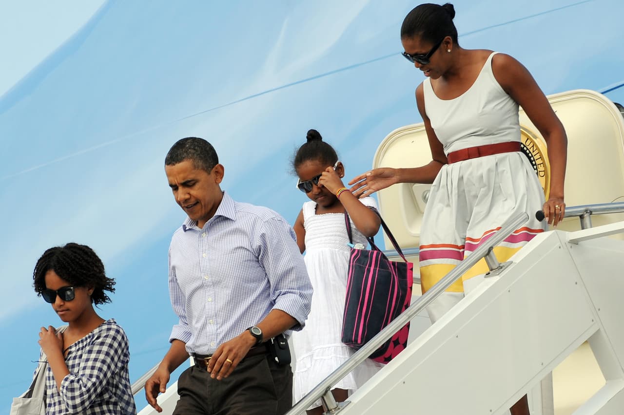 Llevando con mucha elegancia y estrategia los códigos del vestido, Michelle Obama lució un femenino vestido blanco durante la primera semana de vacaciones de la familia en Massachusetts. Como sería costumbre ella siempre estaría muy atenta de Sasha, su hija más pequeña.