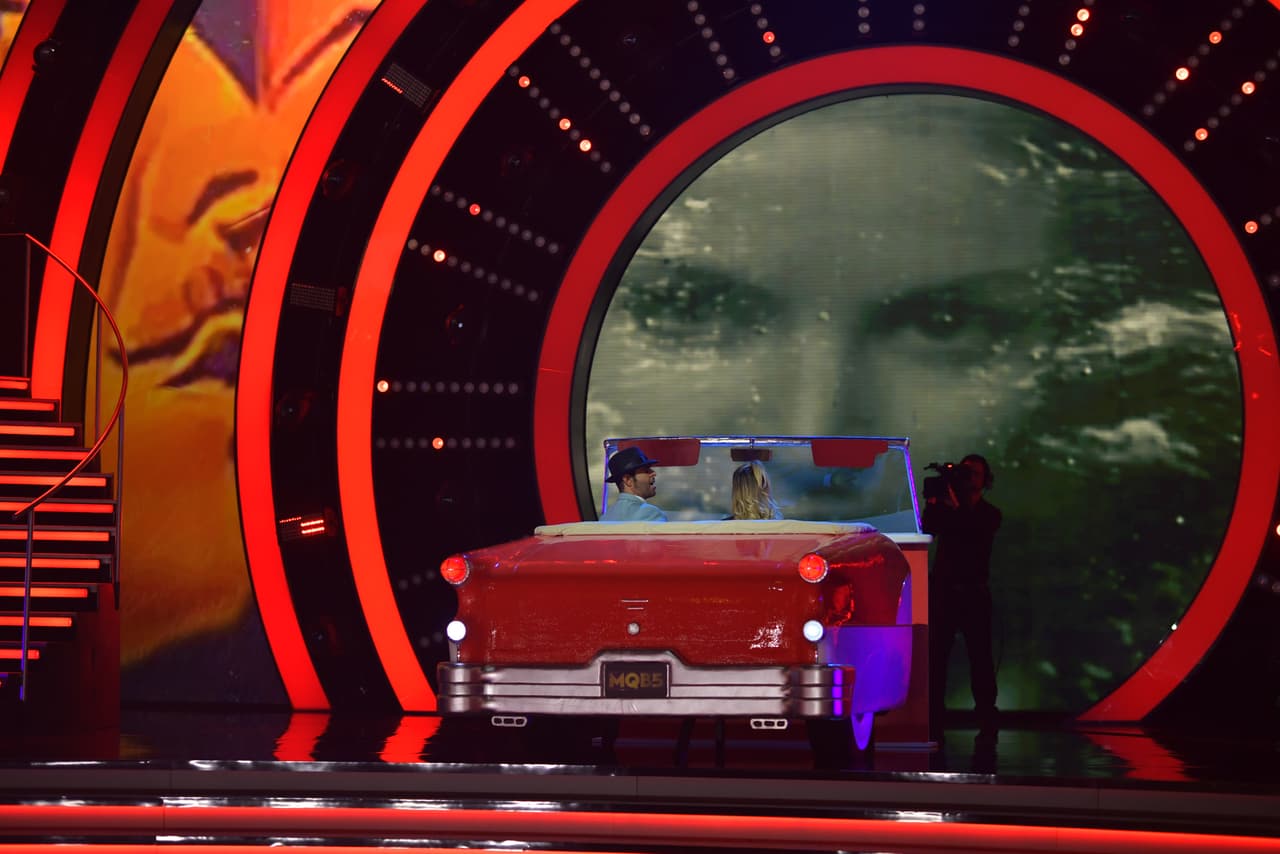 Durante la segunda gala, Pablo Montero se enfrento a
<a href="http://www.univision.com/shows/mira-quien-baila/victoria-la-mala-y-pablo-montero-ensayaron-con-el-corazon-en-mexico-video">un duelo de regional mexicano.</a>