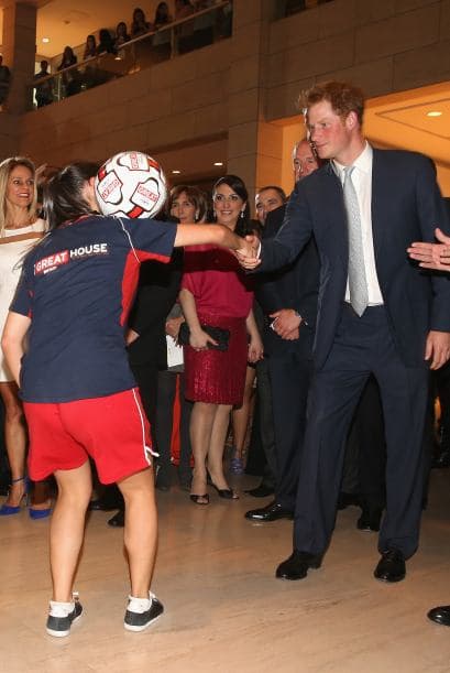 También pudo ver cómo se entrenan los niños ingleses que viven en el país sudamericano.