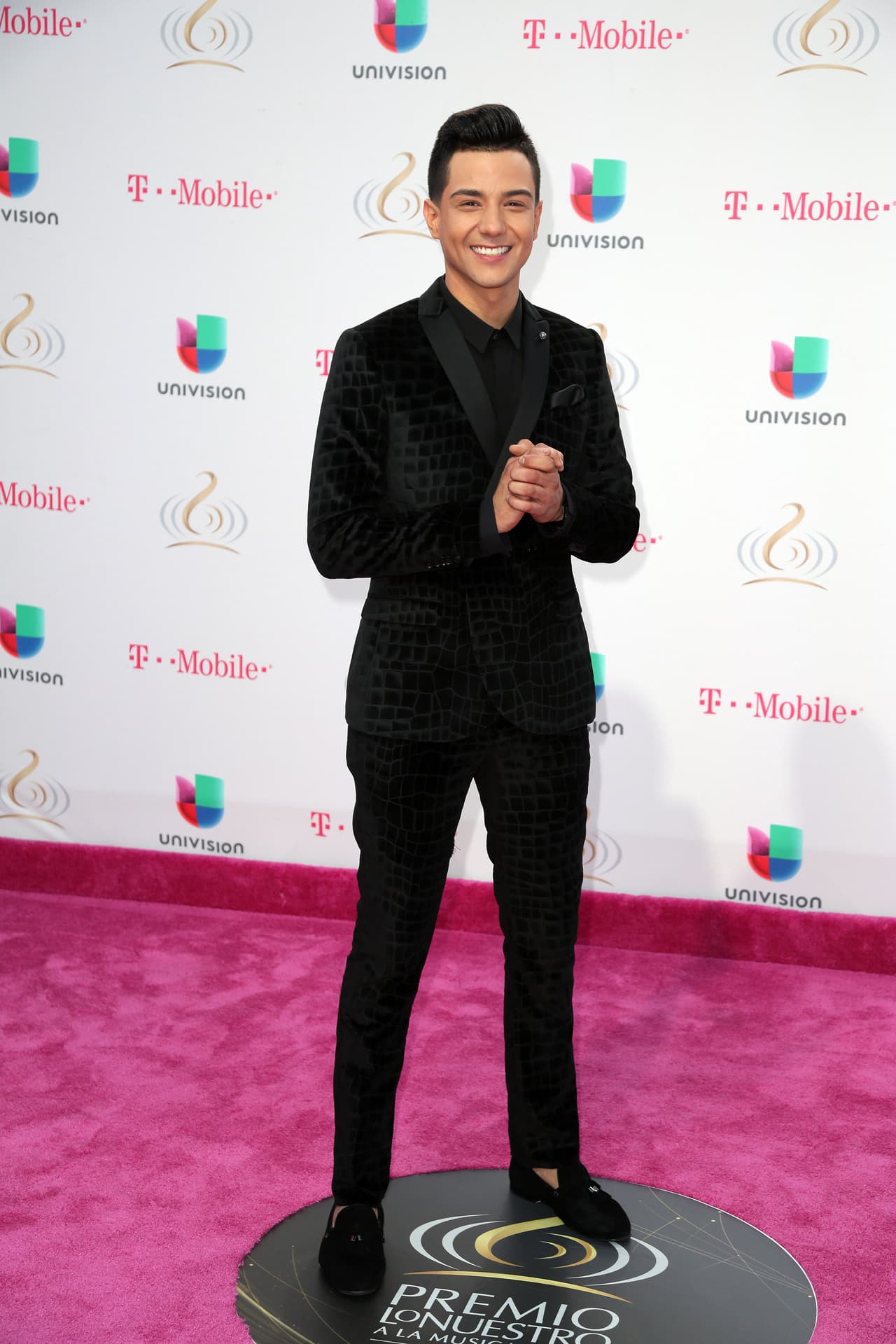 En la lista de jóvenes elegantes, no podía faltar Luis Coronel, todo un 'dandy', que además de saber cómo combinar sus prendas, elije a la perfección los accesorios y seguramente causará revuelo ahora que se presente en Premios Juventud 2017, donde está nominado.
