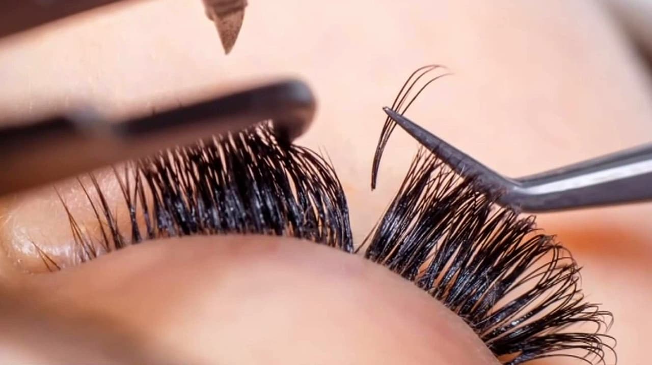 Reto viral pestañas: Oftalmólo advierte sobre el peligro de infecciones graves en los ojos
