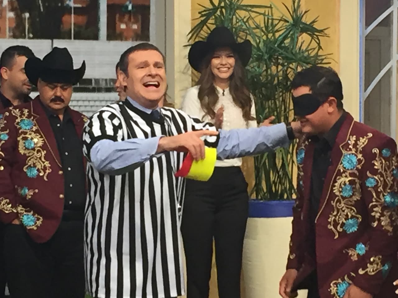 Con todo y los ojos vendados, nuestros invitados mostraron que cantan mejor de lo que juegan fútbol.