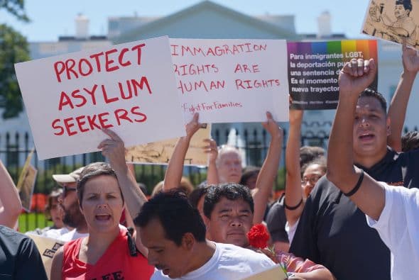 La protesta también pidió protección para los niños migrantes detenidos en la frontera.