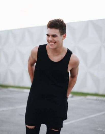 Le gusta cantar canciones románticas donde pueda expresar todos sus sentimientos.