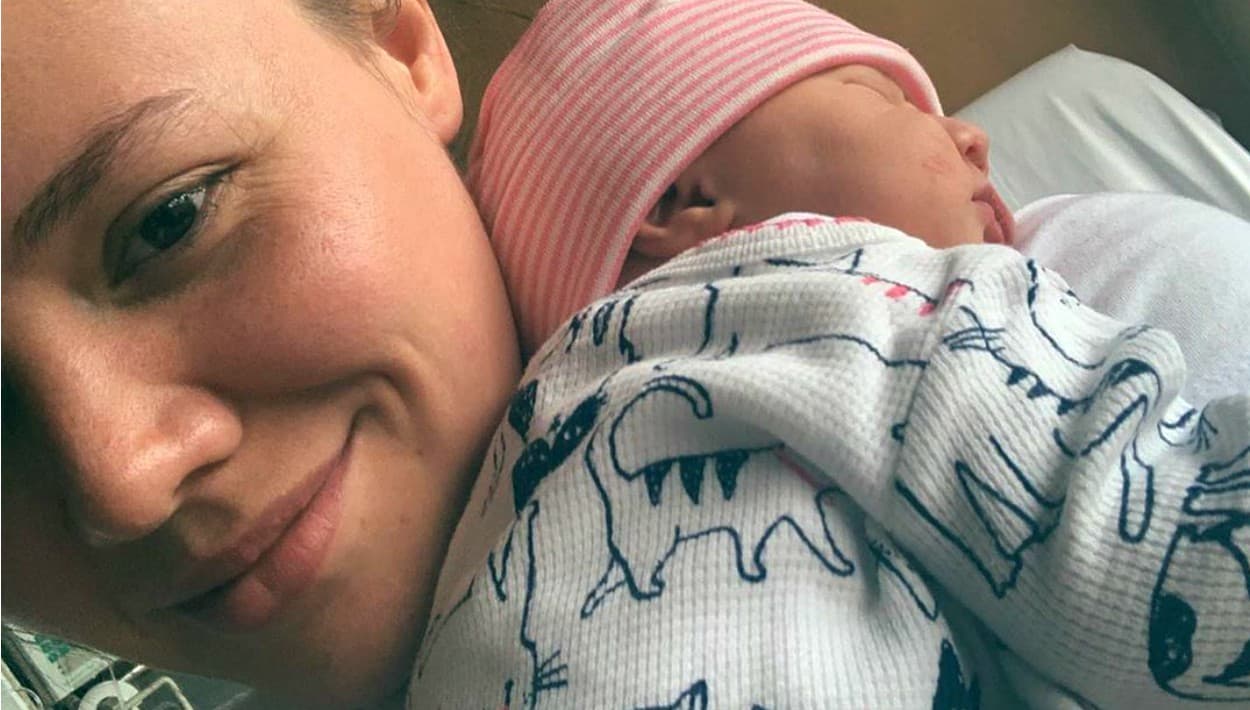 Con esta imagen junto a su bebé, 
<b>Joy Huerta compartió su más grande bendición</b> con sus fanáticos, que ya esperaban el nacimiento de la niña, pues la artista de 32 años reveló en abril que esperaba una hija junto a su esposa.