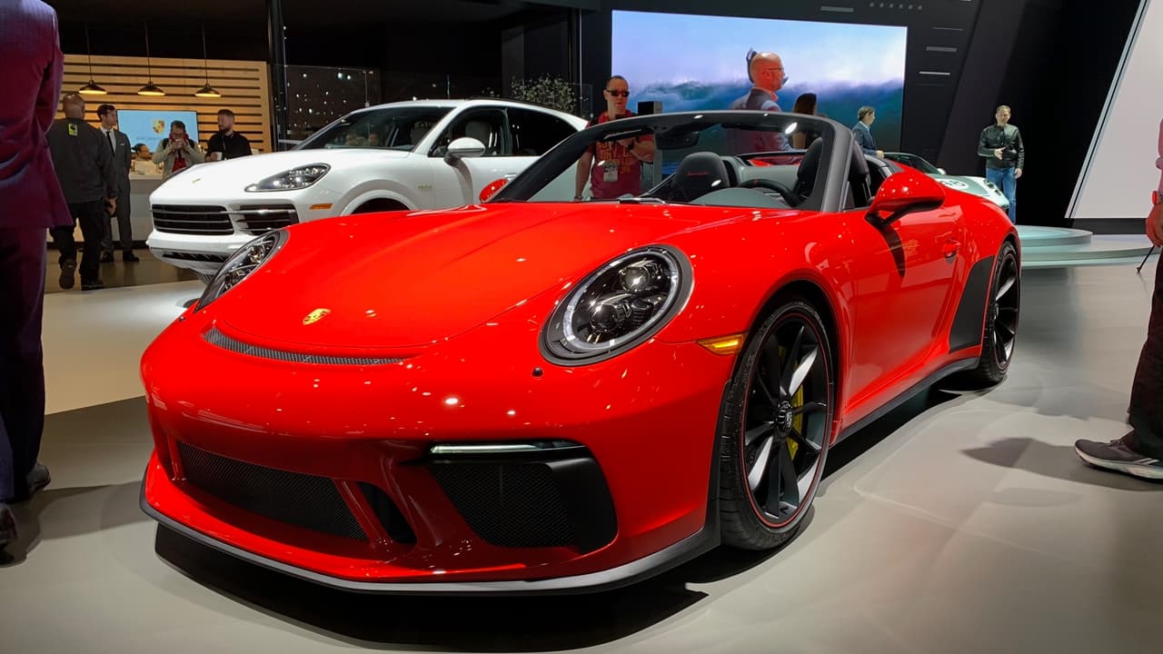 <h3 class="cms-H3-H3">Porsche Speedster 2020</h3>
<br>Porsche revive una vez más este nombre histórico y legendario en una portentosa versión de su 911. Con más precisión, una versión del 911 GT3 basado en la generación anterior, que cuenta con 502 caballos de fuerza que propulsan al Speedster de 0 a 60 millas por hora en apenas 3.8 segundos. ¿Cuál es su velocidad máxima? 192 mph en pista. ¿Y su precio? Nada más, y más importante nada menos, que 274,500 dólares.