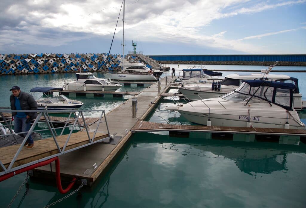 Un tribunal en Rusia condena a un estadounidense a cinco años de prisión por llevar un arma en su yate