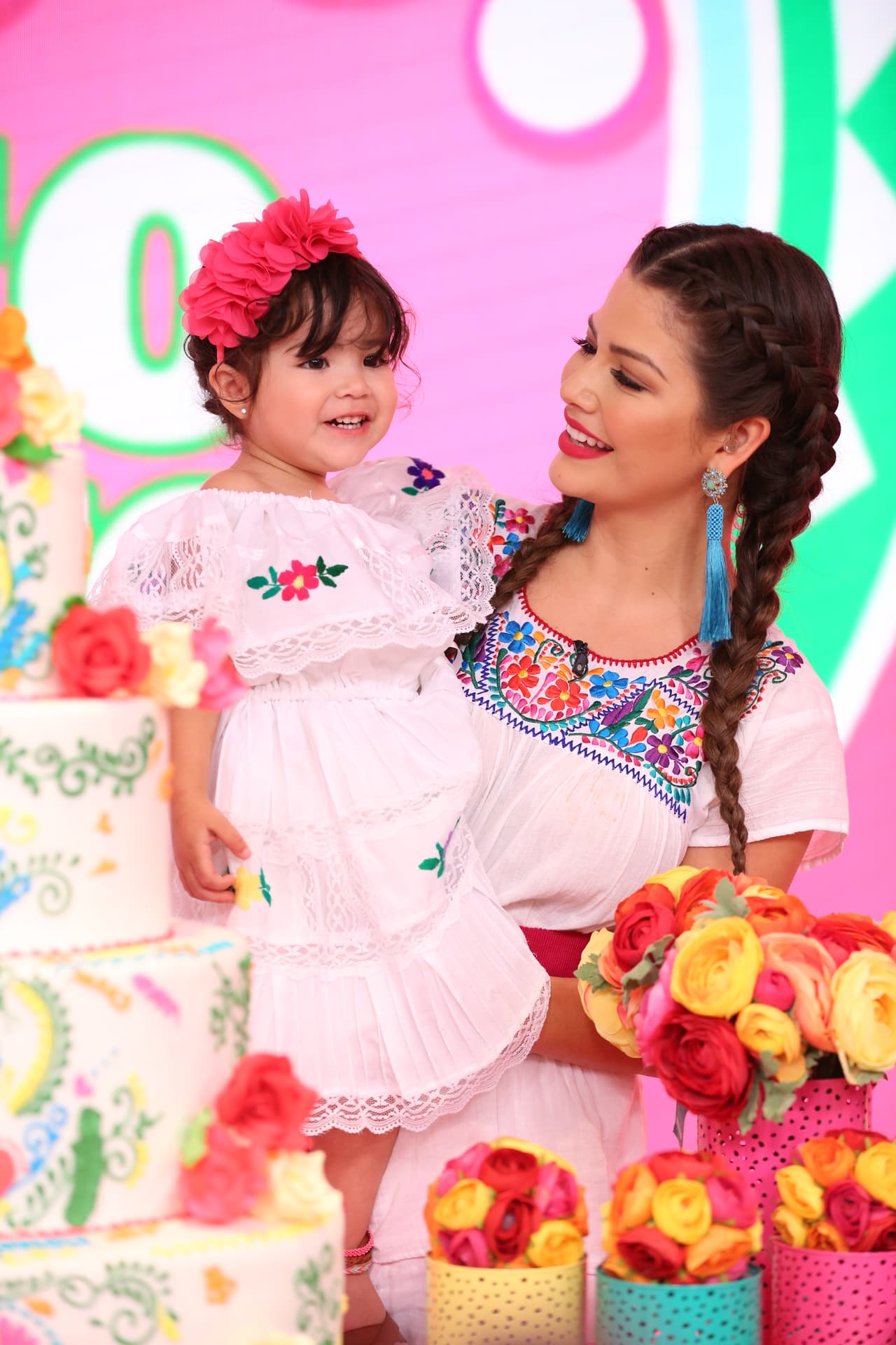 Giulietta lució un vestido blanco con encajes y con bordado de flores que le heredaron sus primas, hijas de Karla Martínez.
