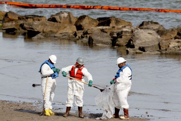 Continúan las labores de limpieza tras derrame de petróleo