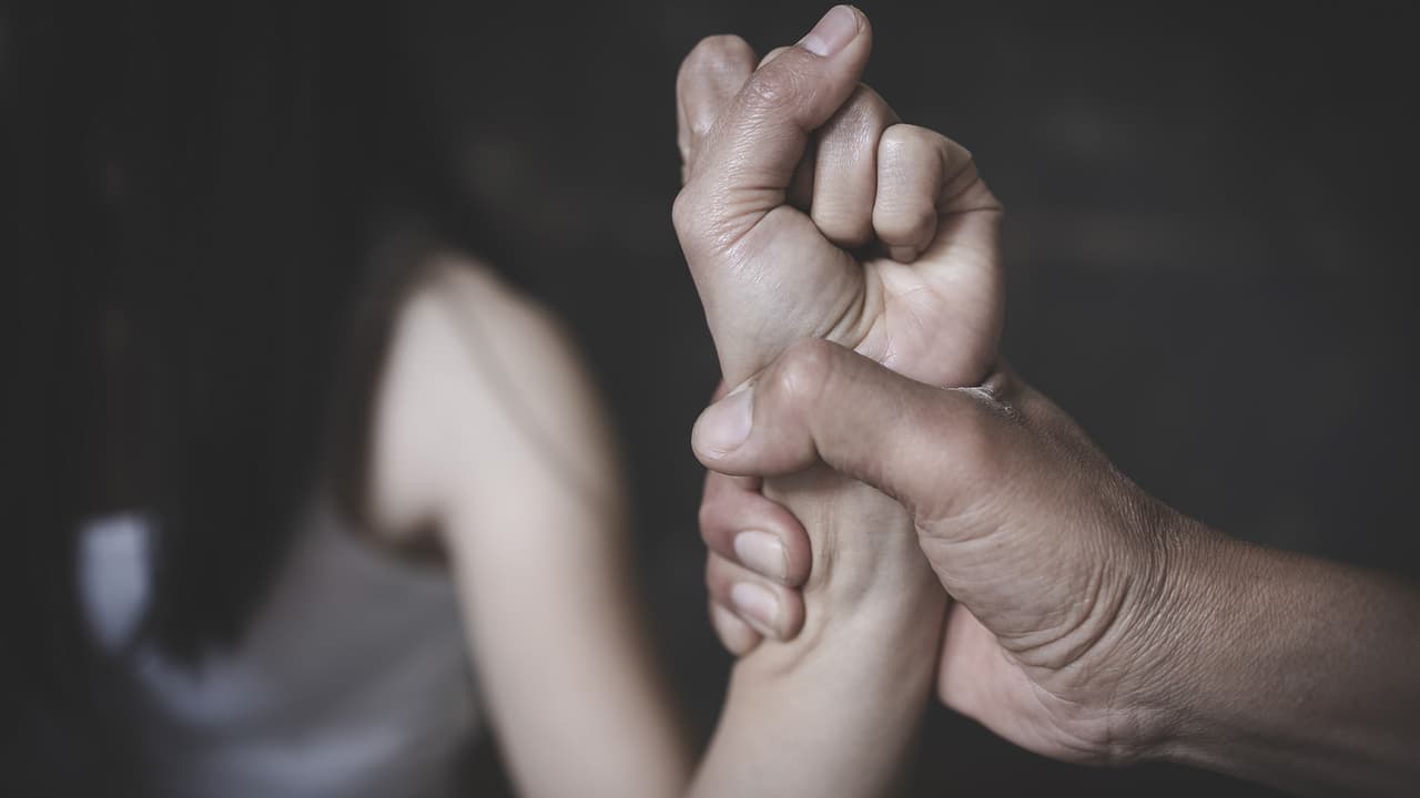 En Arizona, cada tres días muere una persona en un
<b>incidente relacionado con violencia doméstica,</b> según la
<a href="https://arizonasurvivors.org/" target="_blank">ACESDV</a> y Doméstica, por lo que te compartimos recursos de ayuda para víctimas de violencia en el hogar.